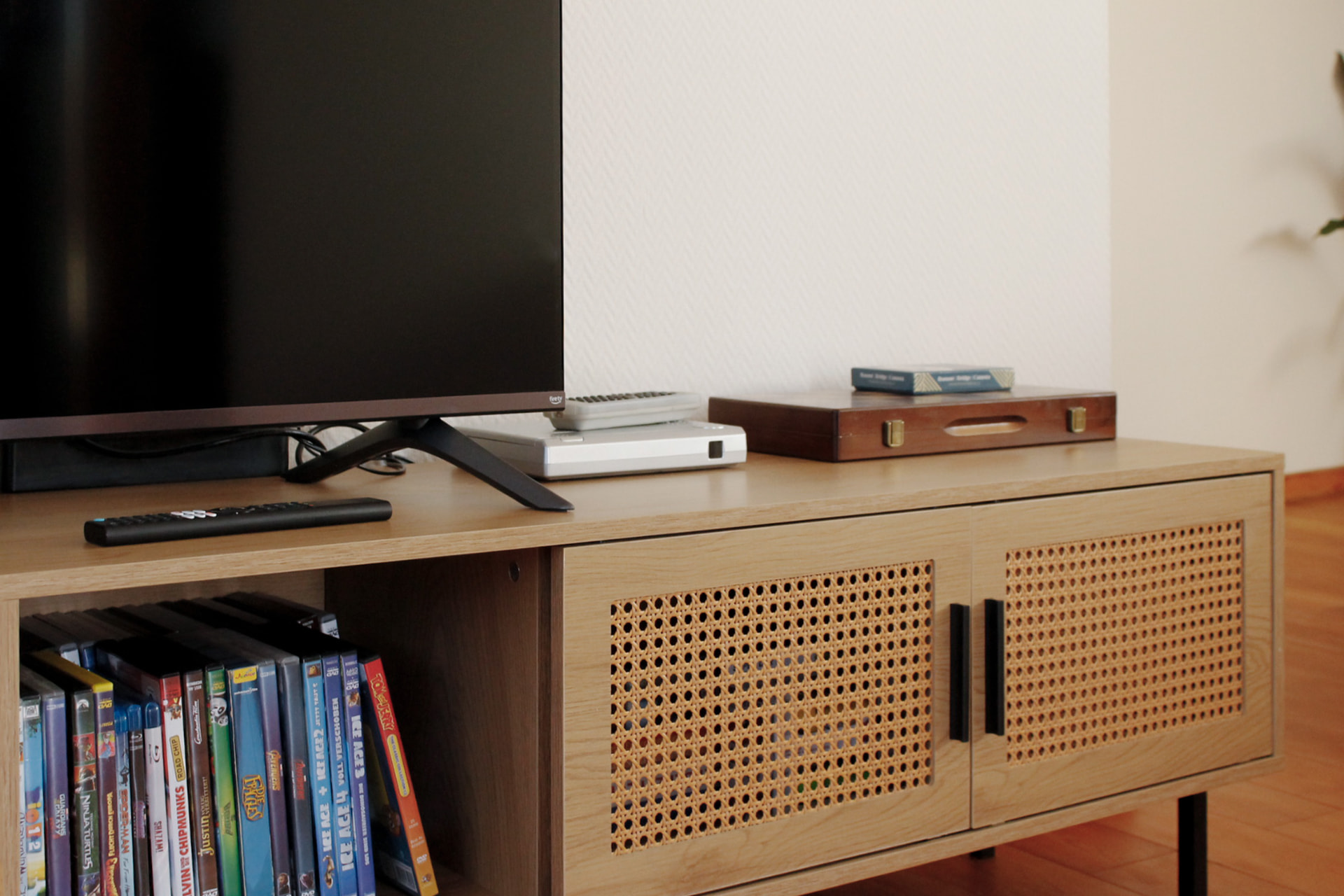 Smart-TV, PlayStation und persönliche Kinderfilmsammlung auf DVD im Wohnzimmer.
