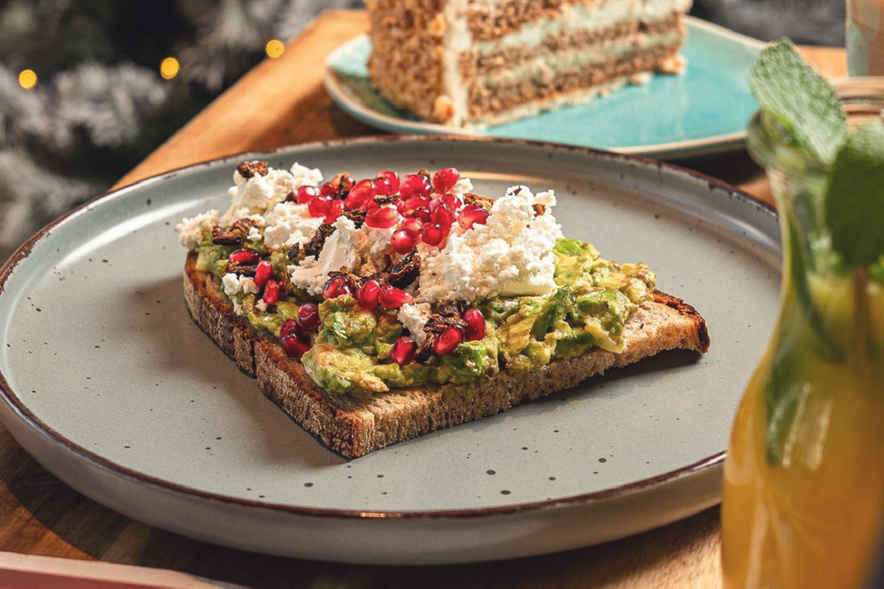 Frühstück mit Avocado-Toast bei RomeoRomeo in Köln.
