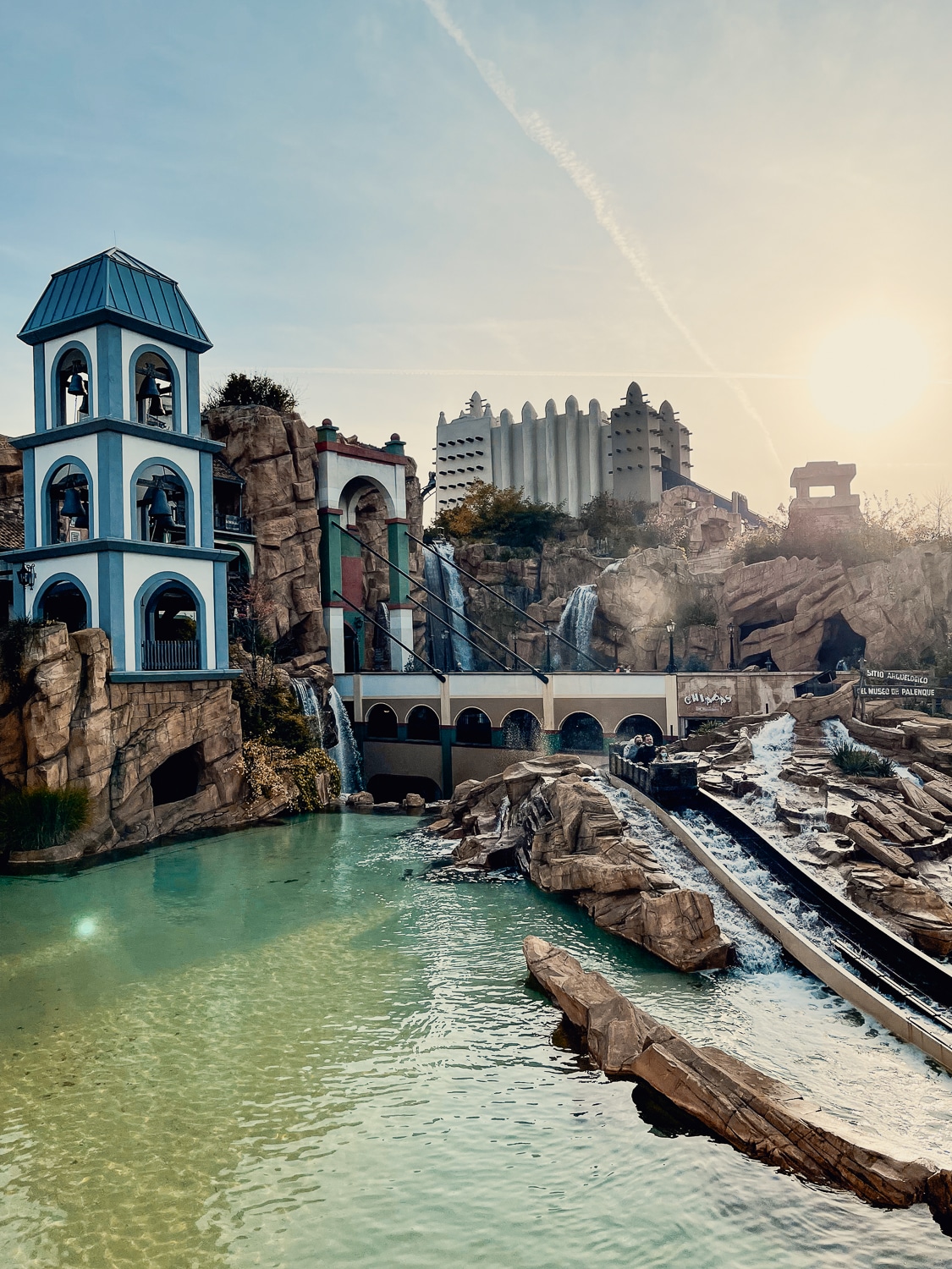 Themenwelt im Phantasialand mit Wasserlandschaft und Attraktionen.