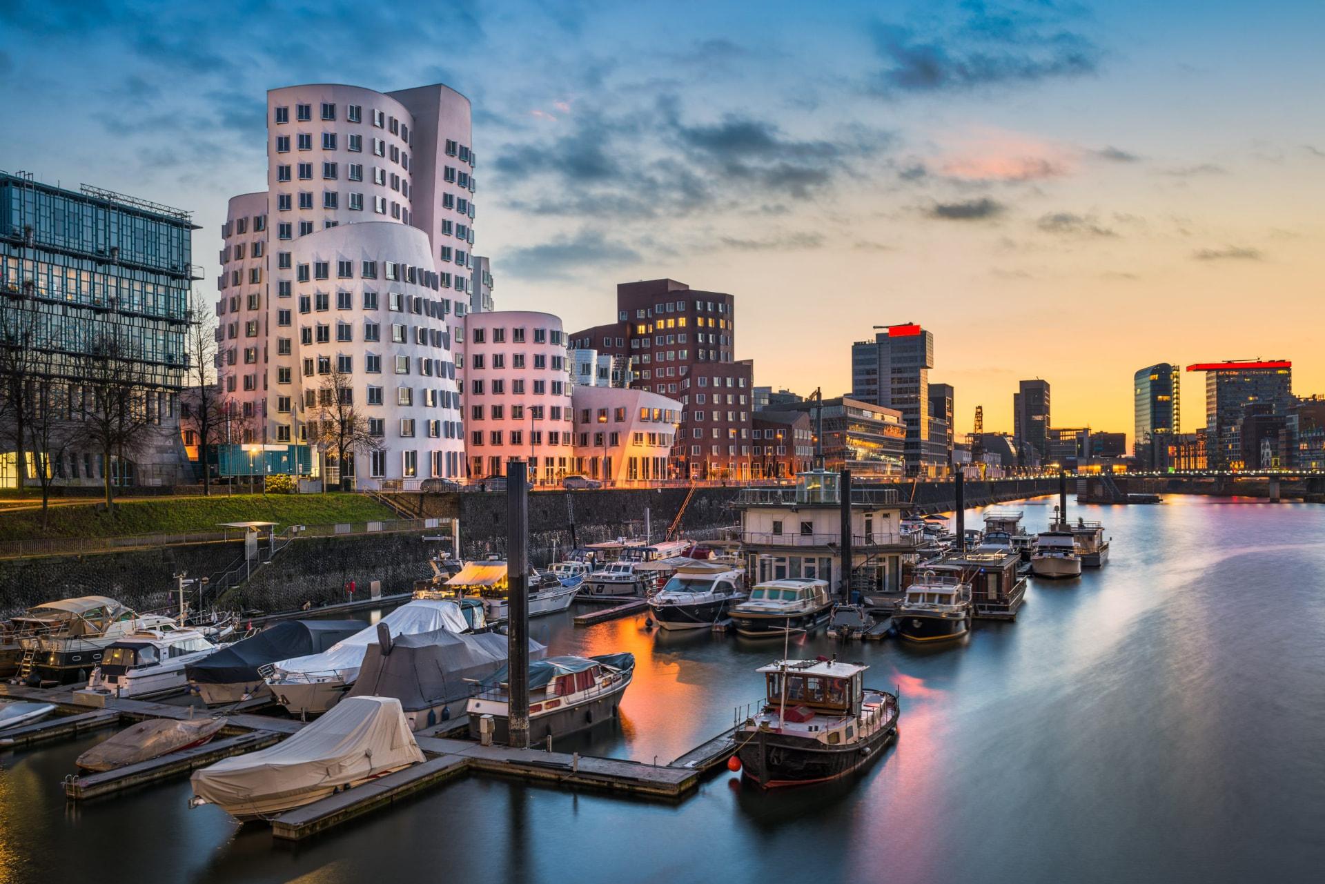 MedienHafen in Düsseldorf bei Abendlicht.