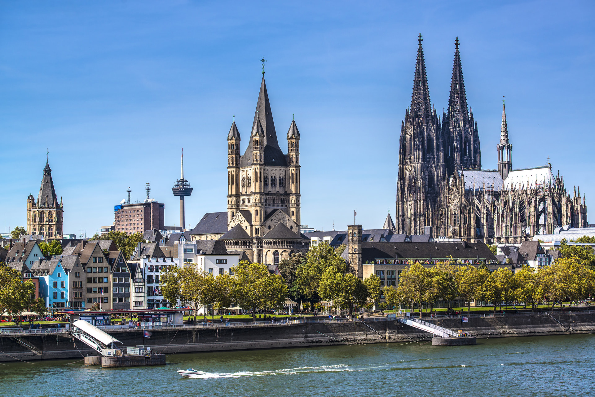 Blick über den Rhein auf die Kölner Altstadt und den Dom.